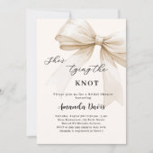 彼女は結び結び弓ベージュブライダルシャワー 招待状 (正面)