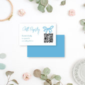 彼女は結んでいる結び目の青いリボンのギフトレジストリ エンクロージャーカード