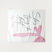 「彼女は結婚する」スクリプト ピンクの蝶ネクタイ ブライダルシャワー タペストリー (正面(横))