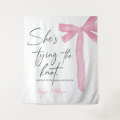 「彼女は結婚する」スクリプト ピンクの蝶ネクタイ ブライダルシャワー タペストリー (正面)