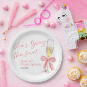 「彼女は結婚する」ピンクの蝶リボン ブライダルシャワーのお祝い ペーパープレート (パーティー)