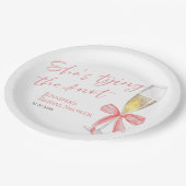 「彼女は結婚する」ピンクの蝶リボン ブライダルシャワーのお祝い ペーパープレート (アングル)