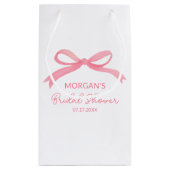 「彼女は結婚する ピンクの蝶結び ブライダルシャワー」 スモールペーパーバッグ (裏面)