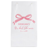 「彼女は結婚する ピンクの蝶結び ブライダルシャワー」 スモールペーパーバッグ (正面)