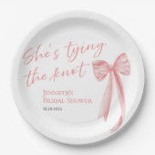 「彼女は結婚する」 | ピンクの蝶結び ブライダルシャワー ペーパープレート (正面)