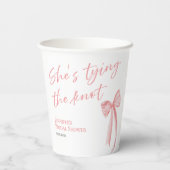 「彼女は結婚する」| ピンクの蝶結び ブライダルシャワー 紙コップ (裏面)