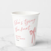 「彼女は結婚する」| ピンクの蝶結び ブライダルシャワー 紙コップ (正面)