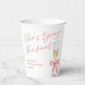 「彼女は結婚する」 | ピンクの蝶結び ブライダルシャワー 紙コップ (裏面)