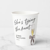 「彼女は結婚する」| ブラックボウのブライダルシャワー 紙コップ (裏面)