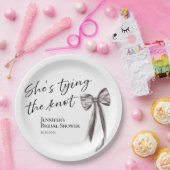 「彼女は結婚する」ブラックボウ ブライダルシャワーペーパー プレート (パーティー)