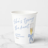 「彼女は結婚する」| ブルーボウのブライズシャワーパーティー 紙コップ (裏面)