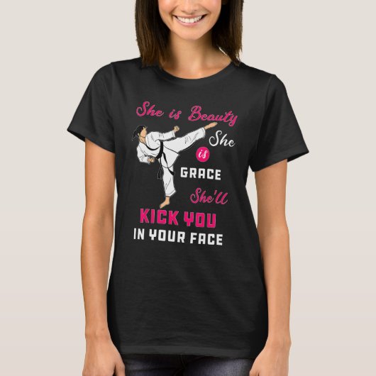 彼女は美しい彼女は恵み彼女は彼であなたを蹴る Tシャツ (正面)