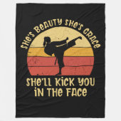 彼女は美しい彼女は恵み彼女はFaであなたを蹴る フリースブランケット (正面)