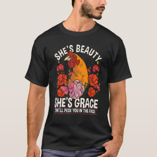 彼女は美人よ 優雅なニワトリに顔をつつかれるわ Tシャツ