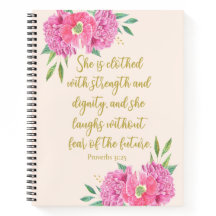 彼女は聖書の力強い聖句を着ている