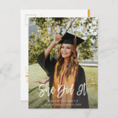 彼女は脚本モダンの女の子の写真卒業した インビテーションポストカード (正面/裏面)