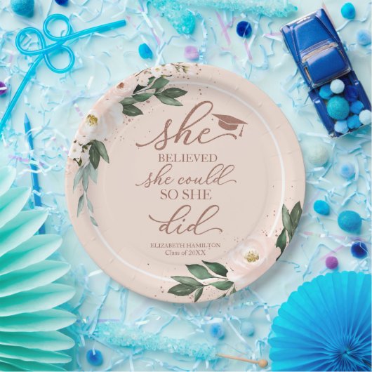 彼女は自分が信じパーティー紙を卒業した ペーパープレート (パーティー)