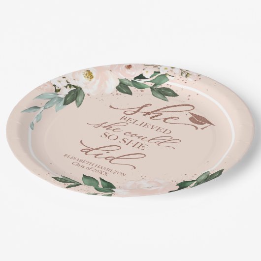 彼女は自分が信じパーティー紙を卒業した ペーパープレート (アングル)