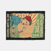 彼女は自分が誰であるかを思い出し、試合は変わった フリースブランケット (正面(横))