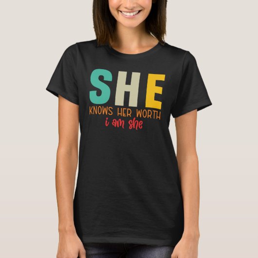 彼女は自分の価値を知っている 私は彼女 Tシャツ (正面)