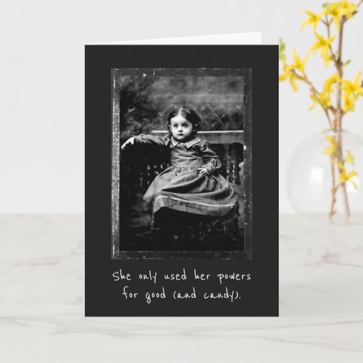 彼女は自分の力だけを使った…ハロウィーンヴィンテージ写真 カード (黄色い花)