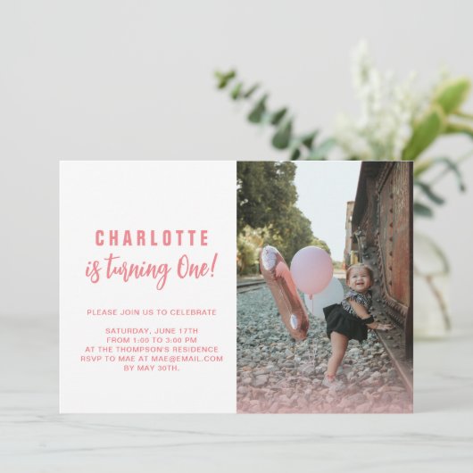 彼女は自分を変えようとしている |赤面ピンク1st誕生日の写真 招待状 (スタンド正面)