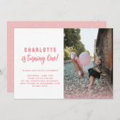 彼女は自分を変えようとしている |赤面ピンク1st誕生日の写真 招待状 (正面/裏面)