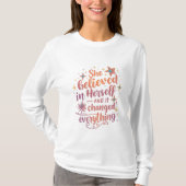 彼女は自分自身を信じて、すべてが変わった Tシャツ (正面)