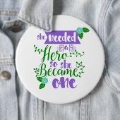 彼女は英雄を必要としました従って彼女は1才になりました 缶バッジ (インサイチュ)