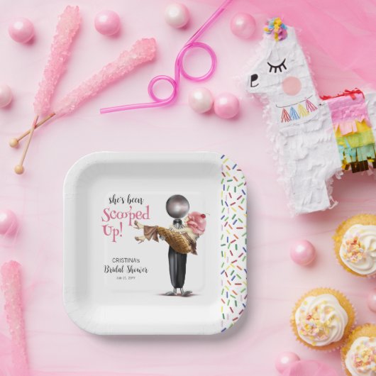 彼女は苺のアイスクリームを掬い上げられた ペーパープレート (パーティー)