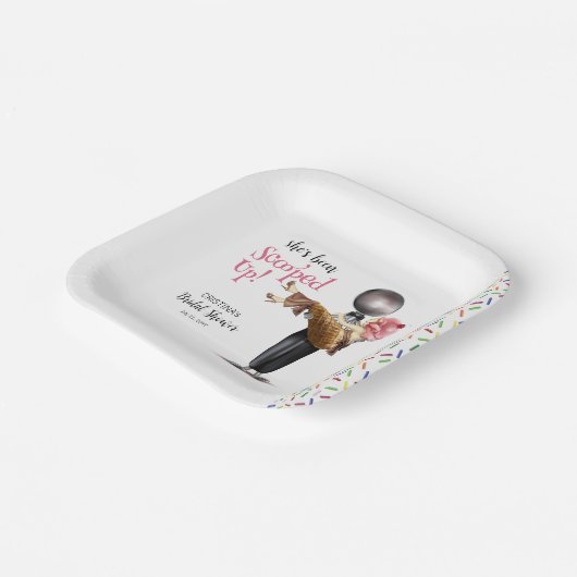 彼女は苺のアイスクリームを掬い上げられた ペーパープレート (傾斜あり)