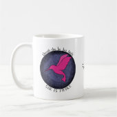 彼女は蜂すずめの感動的引用文の贈り物だ コーヒーマグカップ (左)