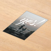 彼女は言ったYesモダン婚約パーティ アクリル招待状 (レイダウン)