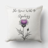 彼女は謝罪もせずに成長した クッション (正面)