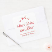 彼女は赤いエレガントな手描きのリボンで結ばれている スクエアシール (封筒)