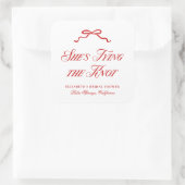 彼女は赤いエレガントな手描きのリボンで結ばれている スクエアシール (バッグ)