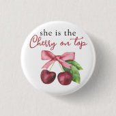 彼女は赤ちゃんシャワーのさくらんぼである 缶バッジ (正面)