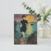 彼女は走黒いドレスのシルバーブーツでビーチを着ている ポストカード (スタンド正面)