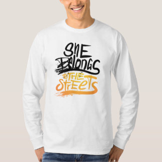 彼女は通りに属し、唯一の1つの場所 Tシャツ