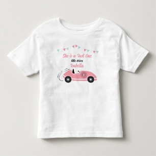 彼女は速いワンフェスティピンクレースカーバースデー トドラーTシャツ