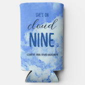 彼女は雲の上にいる！ ブライダルシャワー/バチェロレッテ スリム缶クーラー (正面)