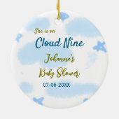 彼女は雲の上にいる ベビーシャワーの雲 セラミックオーナメント (裏面)