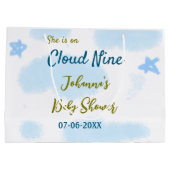 彼女は雲の上にいる ベビーシャワーの雲 ラージペーパーバッグ (裏面)