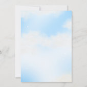 彼女は雲の上にいる 夢のような ブライダルシャワーの ソフトブルー 招待状 (裏面)