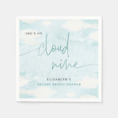 彼女は雲の上の幸せな青い白いウェディングシャワーの夢を見ている スタンダードカクテルナプキン (正面)