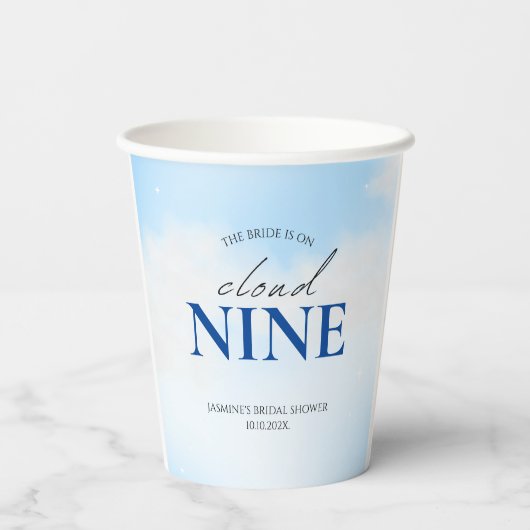 彼女は雲の上 ウェディングシャワーの夢のようなパステルカラーの空のデザイン 紙コップ (裏面)