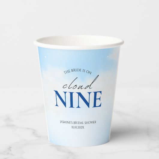 彼女は雲の上 ウェディングシャワーの夢のようなパステルカラーの空のデザイン 紙コップ (正面)