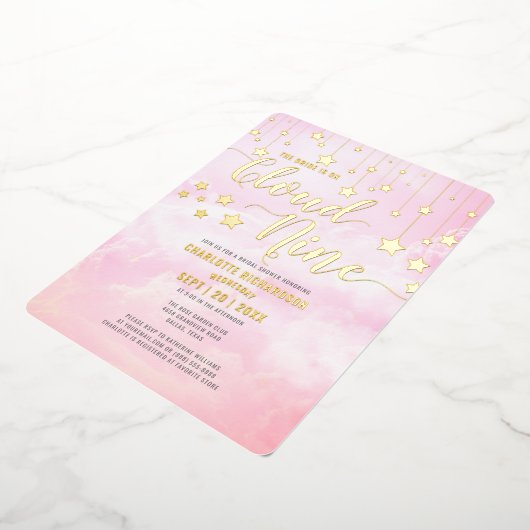 彼女は雲九夢のようなピンクのブライダルシャワー 箔招待状 (回転した状態)