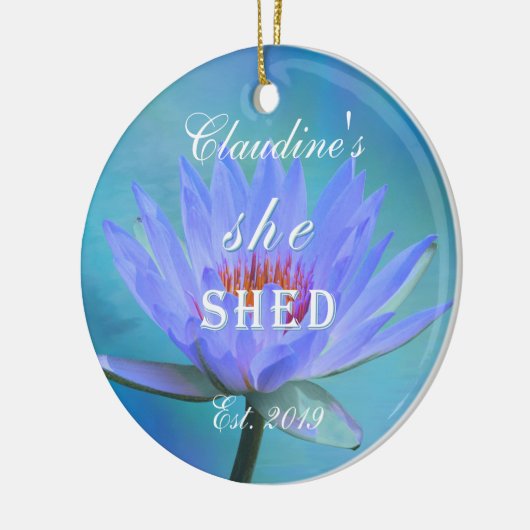 彼女は青い水の影をリリーのクリスマスに落とした セラミックオーナメント (左)