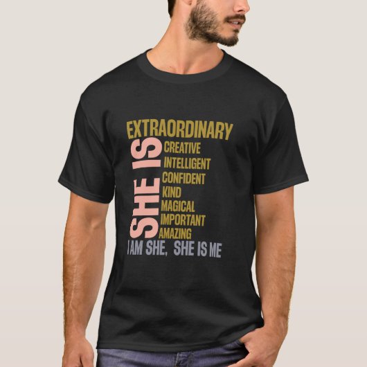 彼女は非常に創造的で聡明な自信家 Tシャツ (正面)